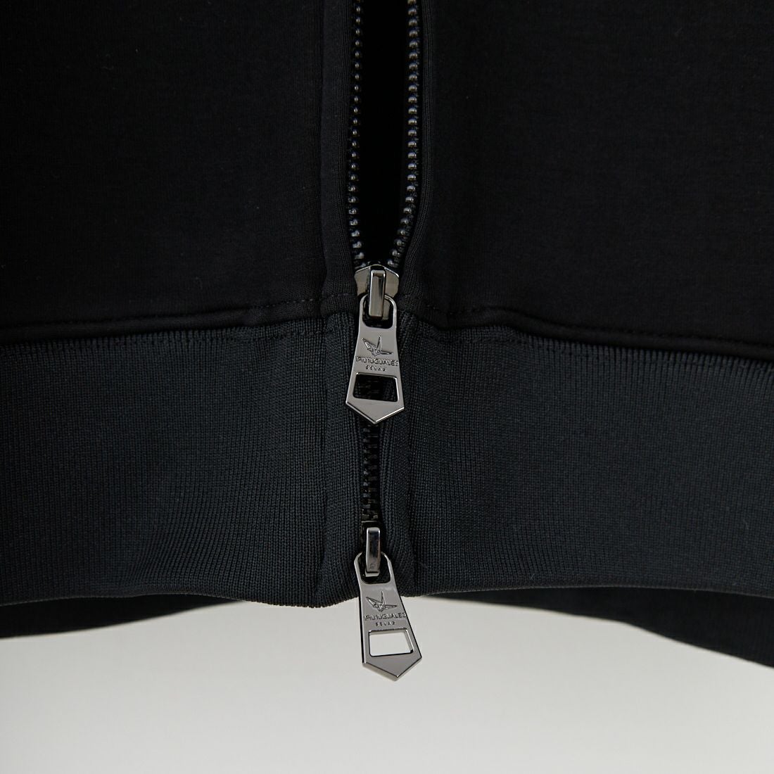 1PIU1UGUALE3 RELAX [ウノ ピゥ ウノ ウグァーレ トレ] レザーコンビネーションジップアップパーカー [USO-25095] SN90 BLACK