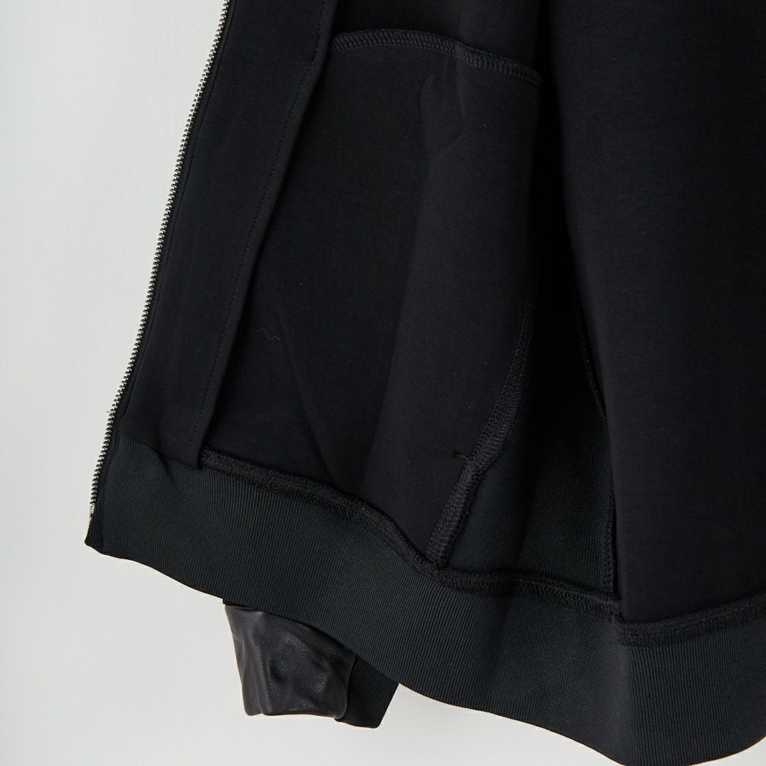 1PIU1UGUALE3 RELAX [ウノ ピゥ ウノ ウグァーレ トレ] レザーコンビネーションジップアップパーカー [USO-25095] SN90 BLACK