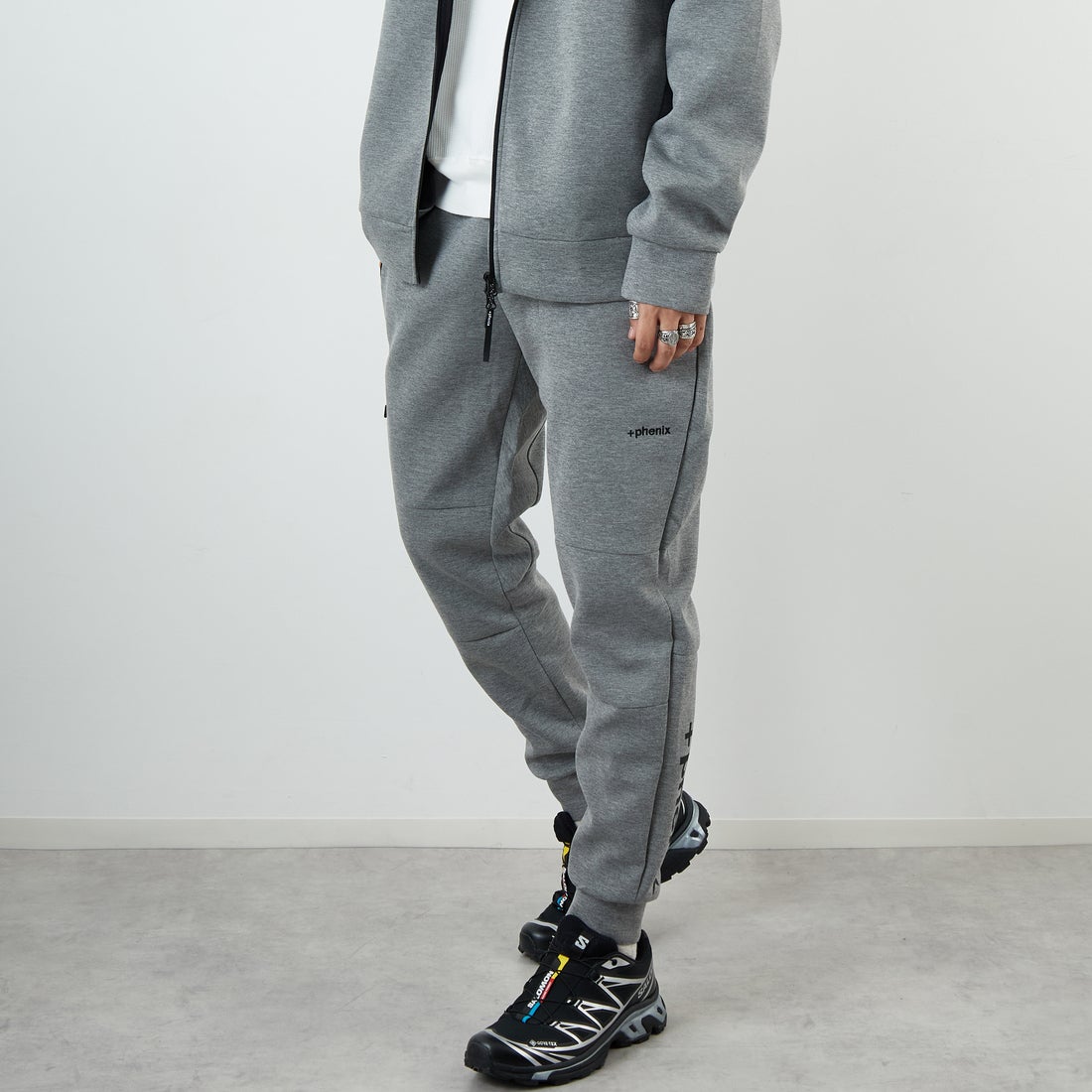 +phenix [プラスフェニックス] 別注 ダンボールニット ジョガーパンツ [POB-25080IN-JF] GRAY &&モデル身長：179cm 着用サイズ：XL&&