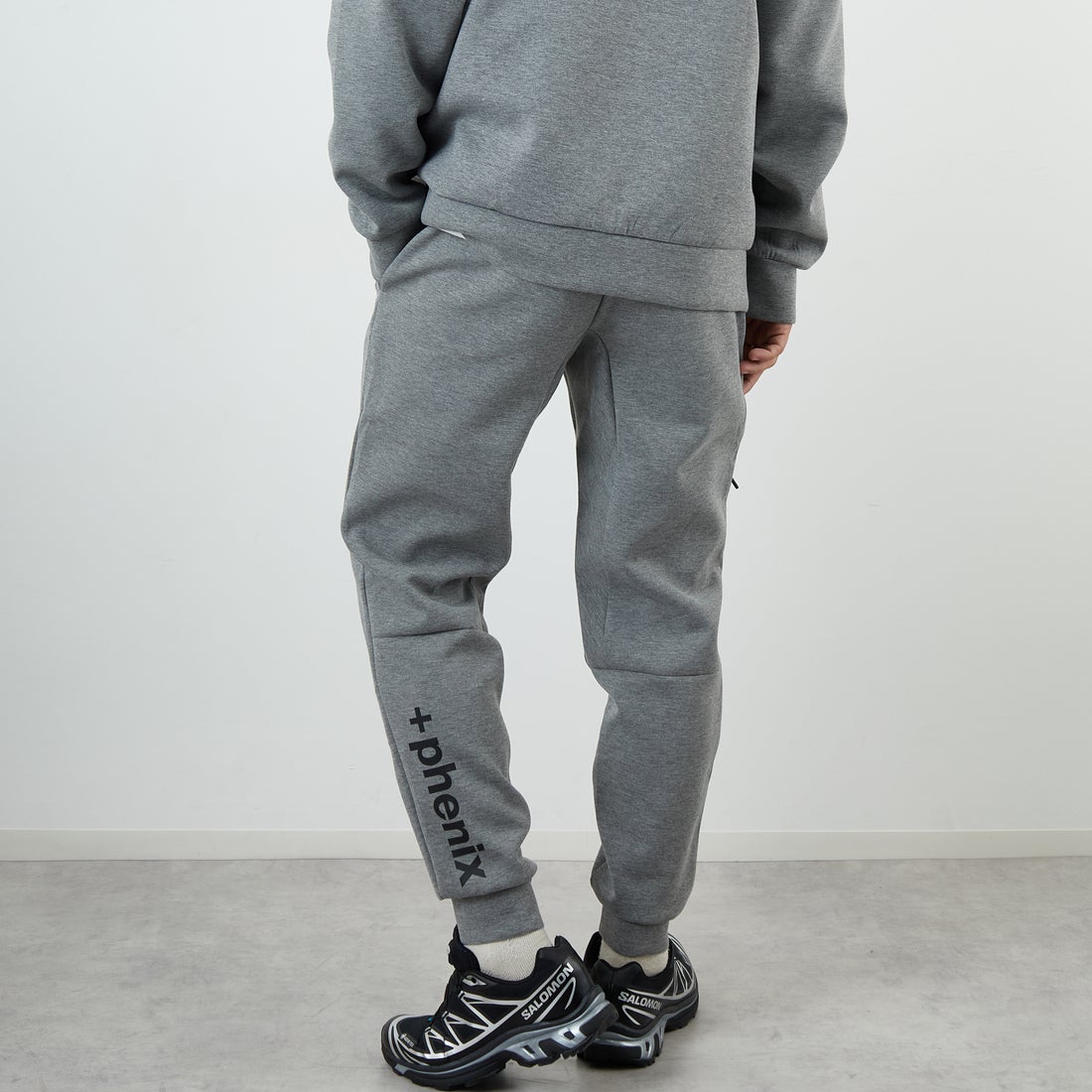 +phenix [プラスフェニックス] 別注 ダンボールニット ジョガーパンツ [POB-25080IN-JF] GRAY &&モデル身長：179cm 着用サイズ：XL&&