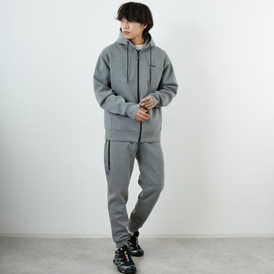 +phenix [プラスフェニックス] 別注 ダンボールニット ジョガーパンツ [POB-25080IN-JF] GRAY &&モデル身長：179cm 着用サイズ：XL&&