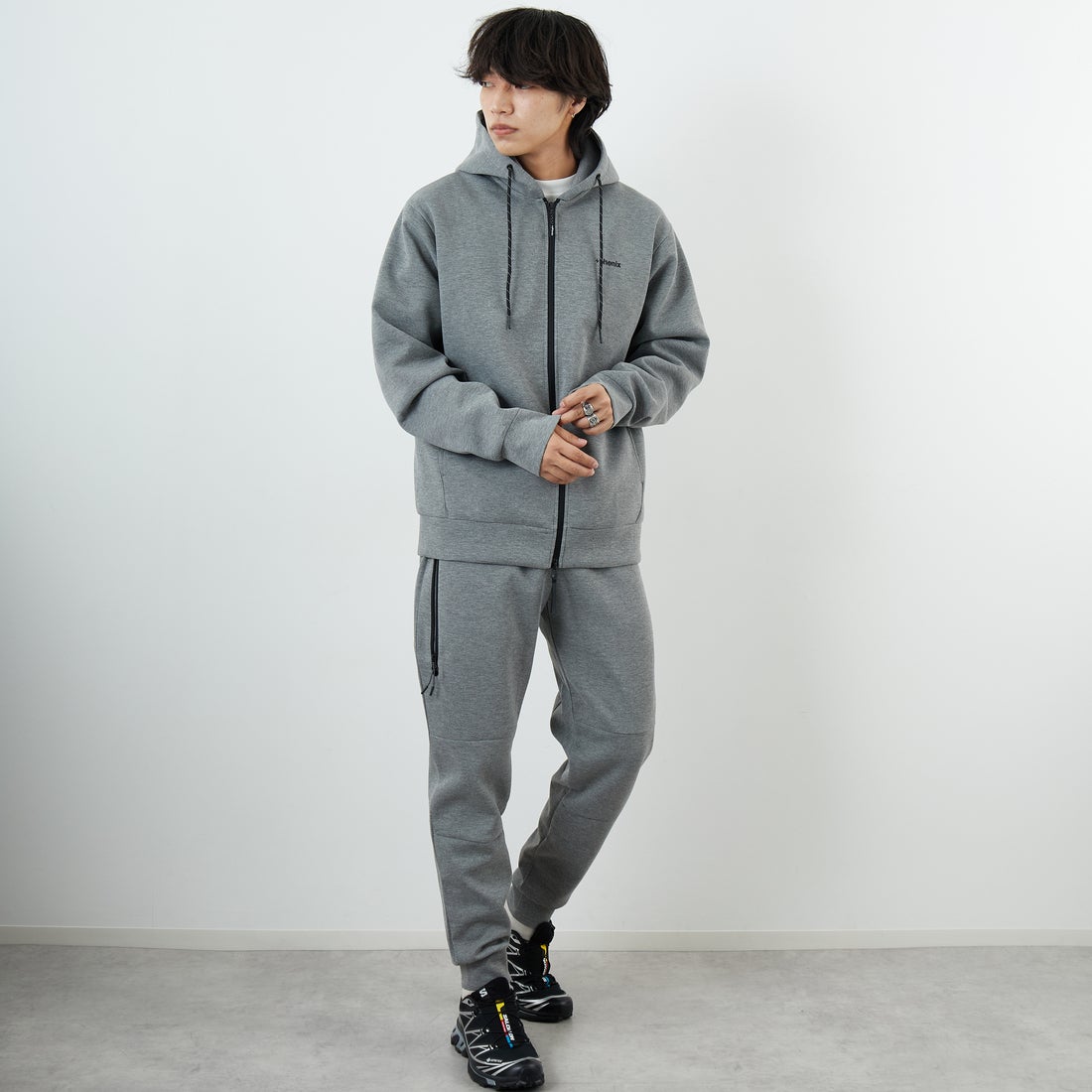 +phenix [プラスフェニックス] 別注 ダンボールニット ジョガーパンツ [POB-25080IN-JF] GRAY &&モデル身長：179cm 着用サイズ：XL&&