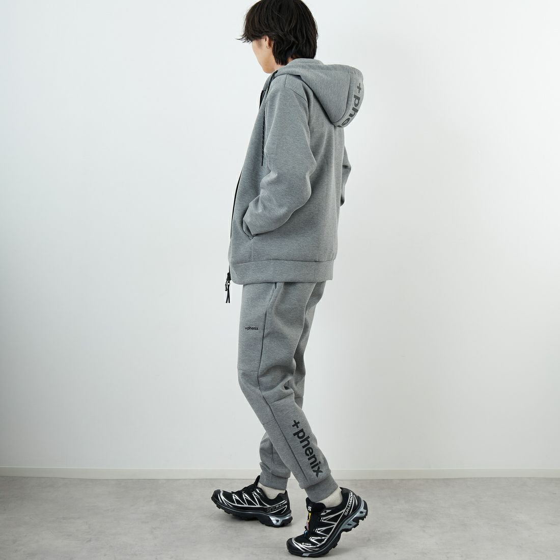 +phenix [プラスフェニックス] 別注 ダンボールニット ジョガーパンツ [POB-25080IN-JF] GRAY &&モデル身長：179cm 着用サイズ：XL&&