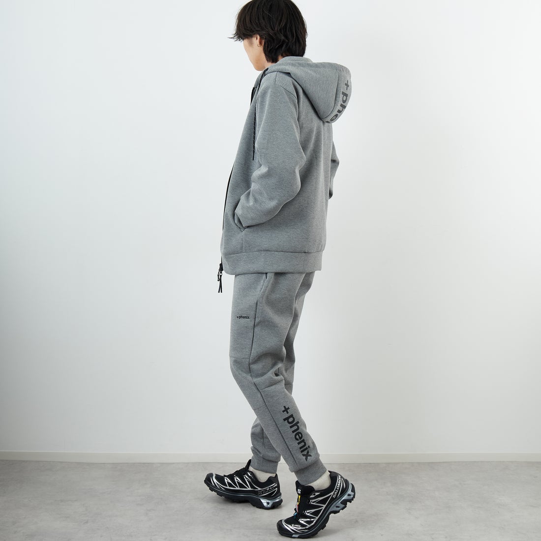 +phenix [プラスフェニックス] 別注 ダンボールニット ジョガーパンツ [POB-25080IN-JF] GRAY &&モデル身長：179cm 着用サイズ：XL&&