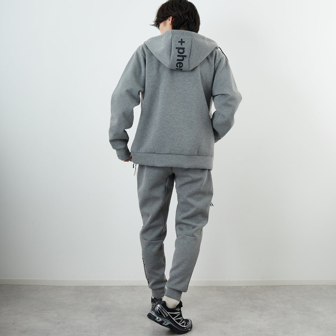 +phenix [プラスフェニックス] 別注 ダンボールニット ジョガーパンツ [POB-25080IN-JF] GRAY &&モデル身長：179cm 着用サイズ：XL&&