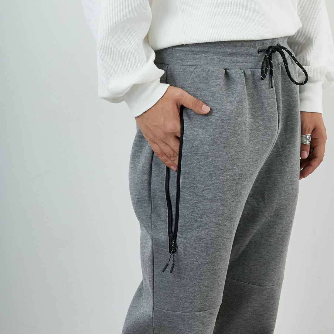 +phenix [プラスフェニックス] 別注 ダンボールニット ジョガーパンツ [POB-25080IN-JF] GRAY &&モデル身長：179cm 着用サイズ：XL&&