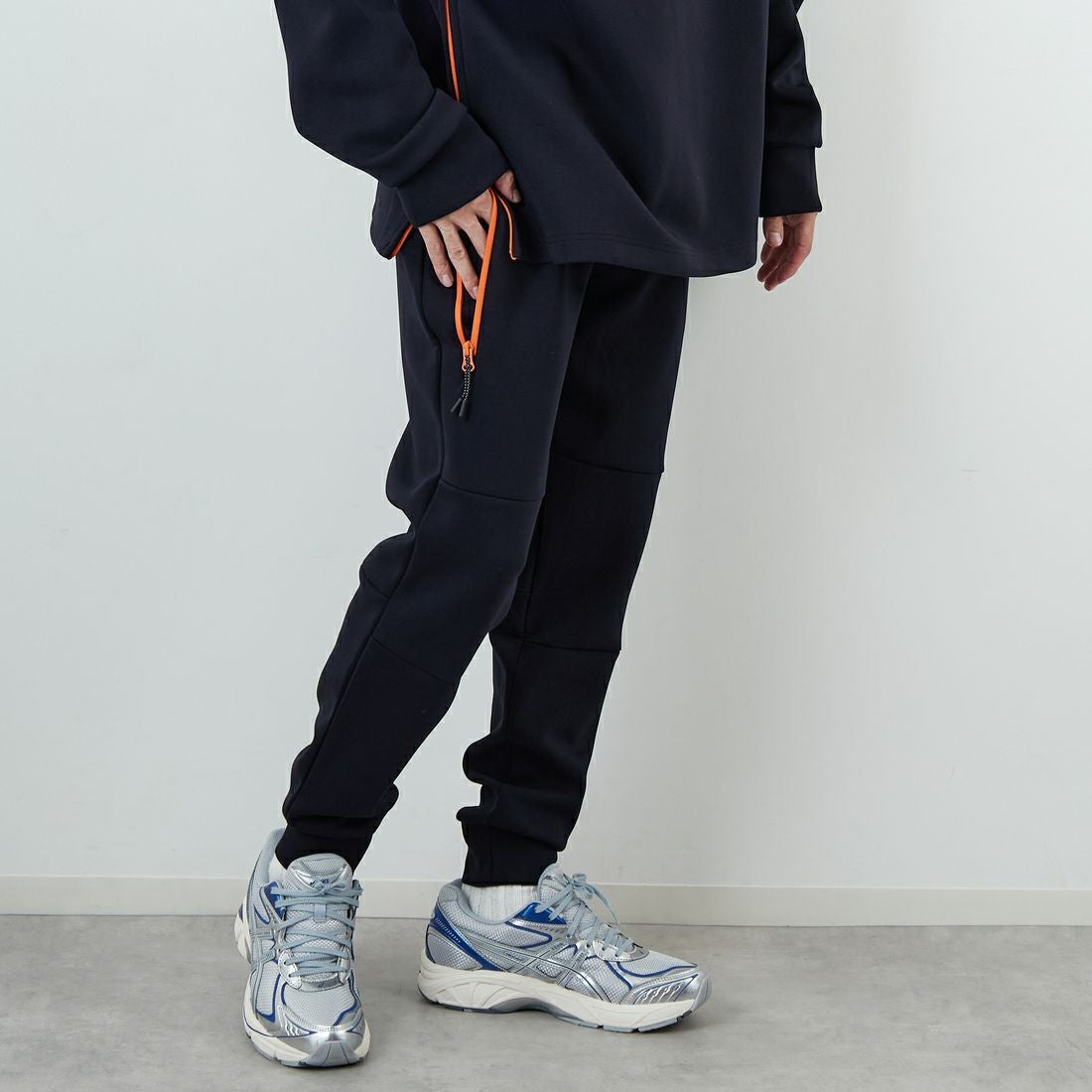 +phenix [プラスフェニックス] 別注 ダンボールニット ジョガーパンツ [POB-25080IN-JF] NAVY &&モデル身長：168cm 着用サイズ：L&&