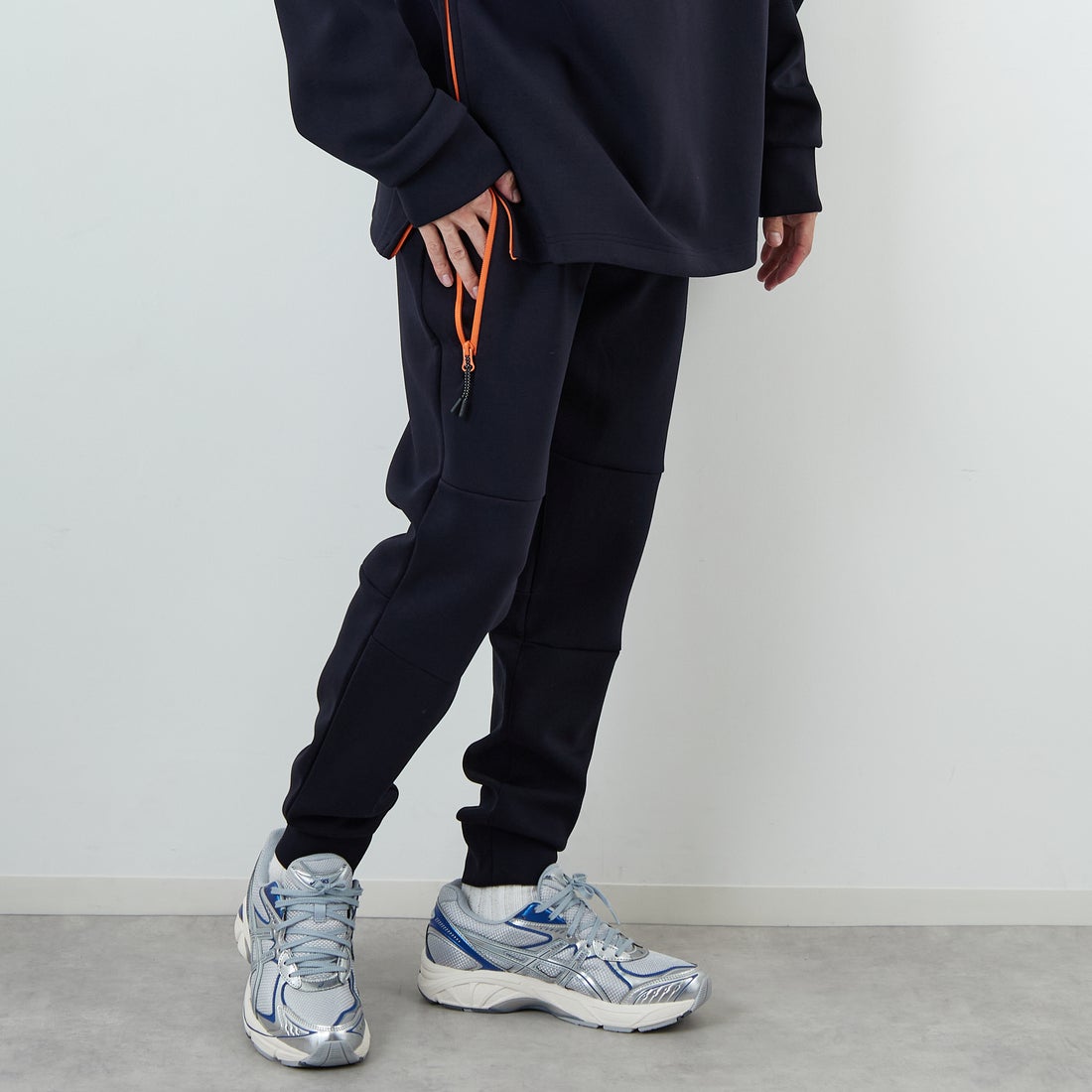 +phenix [プラスフェニックス] 別注 ダンボールニット ジョガーパンツ [POB-25080IN-JF] NAVY &&モデル身長：168cm 着用サイズ：L&&