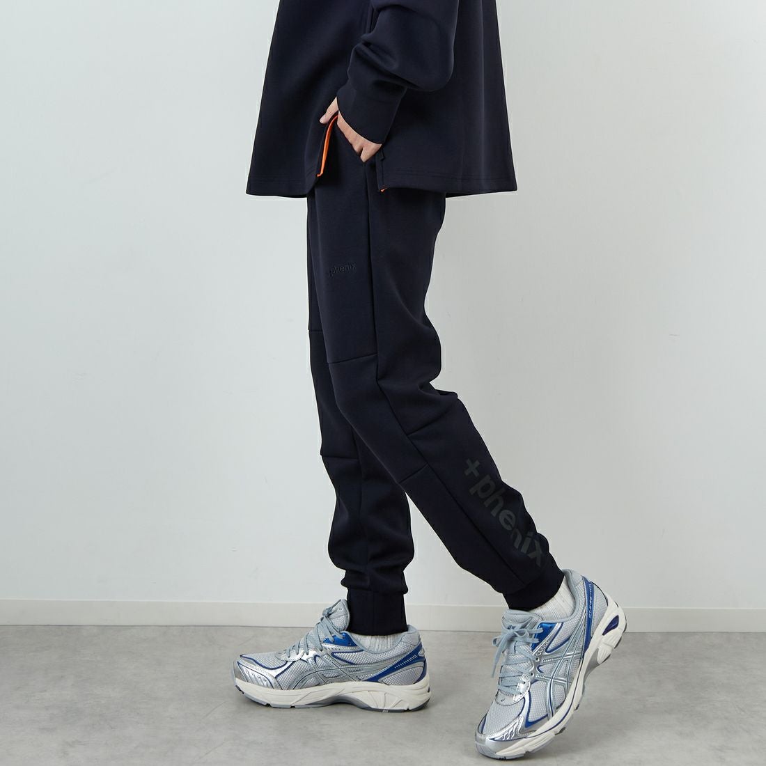 +phenix [プラスフェニックス] 別注 ダンボールニット ジョガーパンツ [POB-25080IN-JF] NAVY &&モデル身長：168cm 着用サイズ：L&&