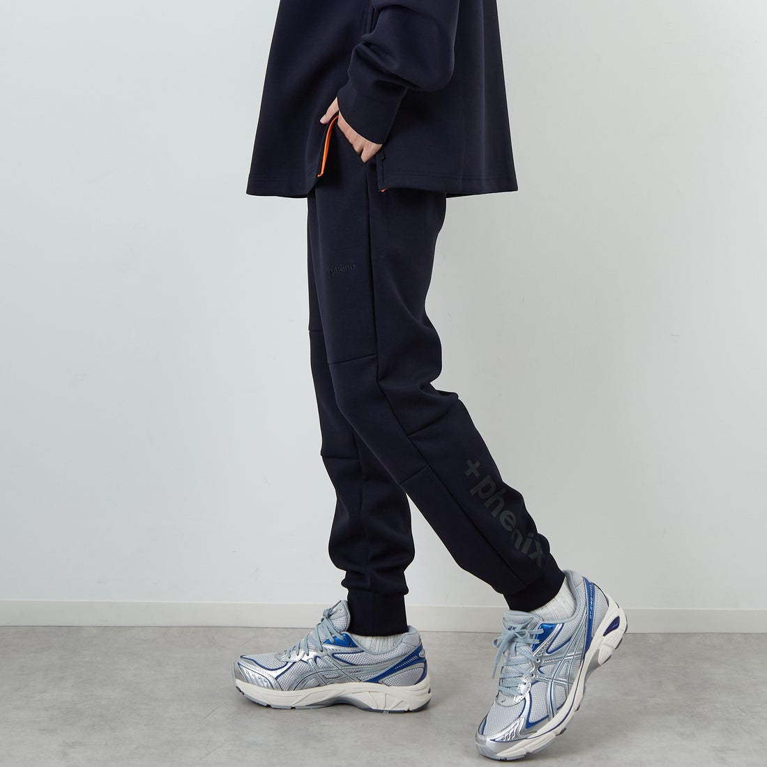 +phenix [プラスフェニックス] 別注 ダンボールニット ジョガーパンツ [POB-25080IN-JF] NAVY &&モデル身長：168cm 着用サイズ：L&&