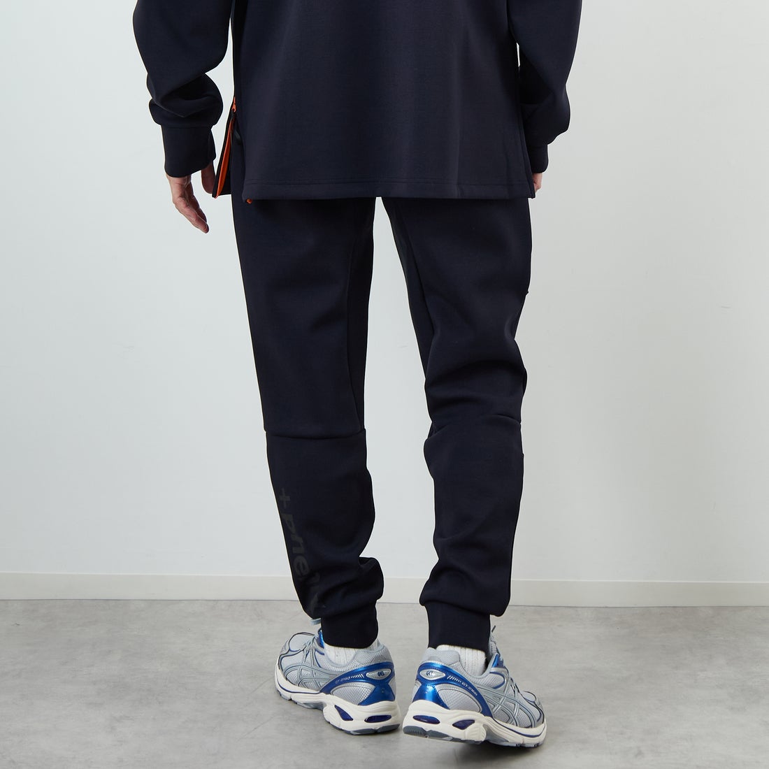 +phenix [プラスフェニックス] 別注 ダンボールニット ジョガーパンツ [POB-25080IN-JF] NAVY &&モデル身長：168cm 着用サイズ：L&&