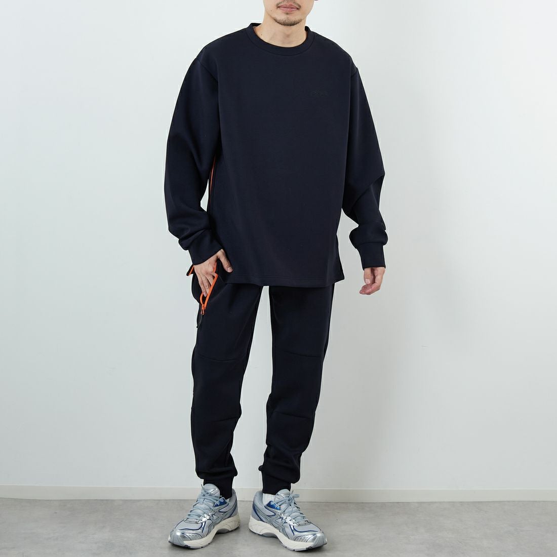 +phenix [プラスフェニックス] 別注 ダンボールニット ジョガーパンツ [POB-25080IN-JF] NAVY &&モデル身長：168cm 着用サイズ：L&&