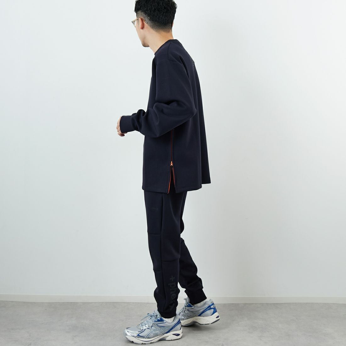 +phenix [プラスフェニックス] 別注 ダンボールニット ジョガーパンツ [POB-25080IN-JF] NAVY &&モデル身長：168cm 着用サイズ：L&&