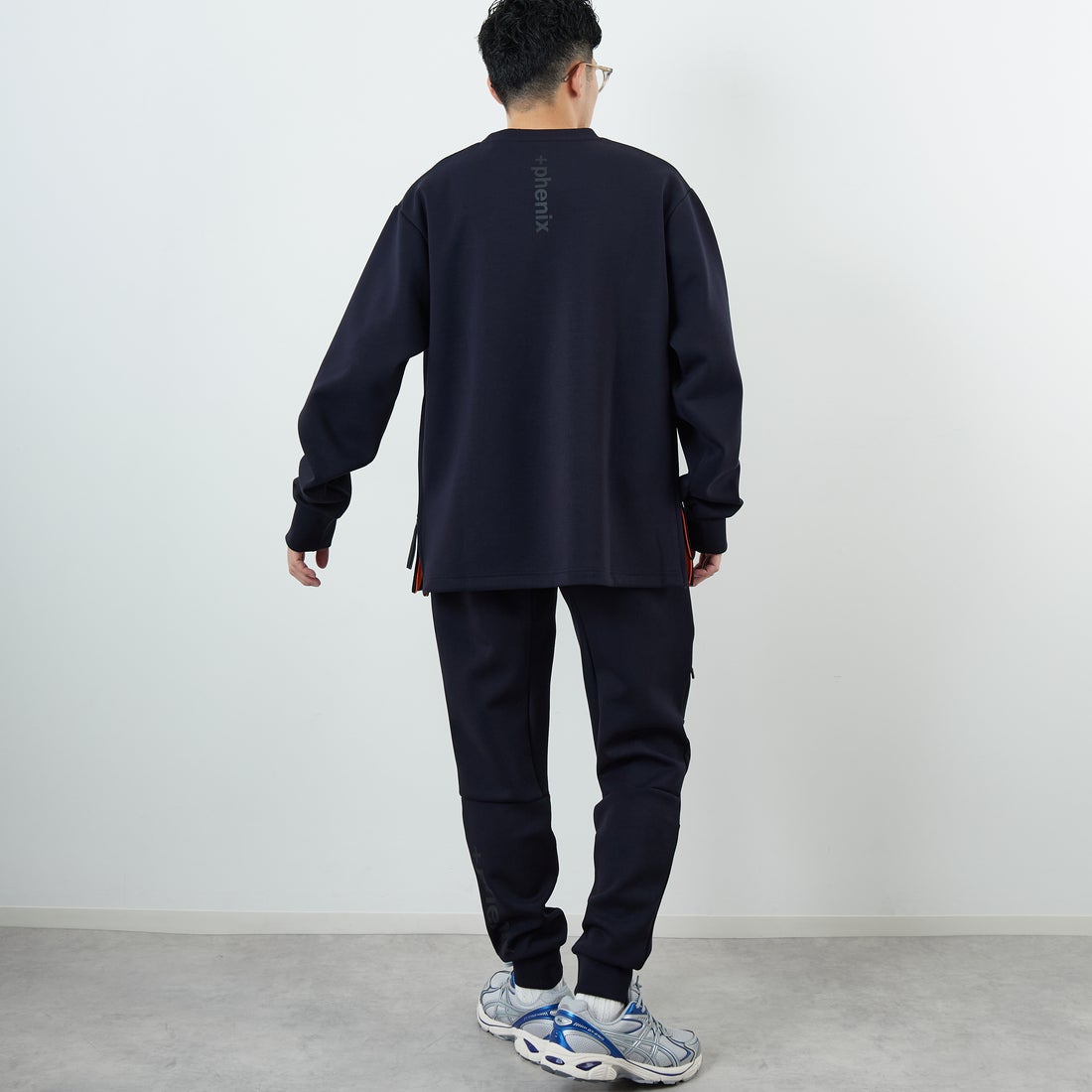 +phenix [プラスフェニックス] 別注 ダンボールニット ジョガーパンツ [POB-25080IN-JF] NAVY &&モデル身長：168cm 着用サイズ：L&&