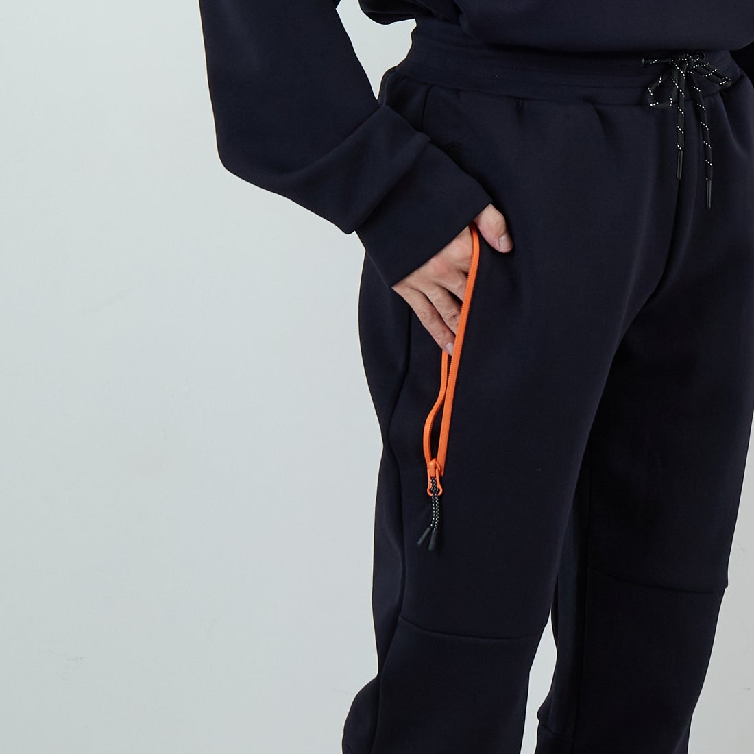 +phenix [プラスフェニックス] 別注 ダンボールニット ジョガーパンツ [POB-25080IN-JF] NAVY &&モデル身長：168cm 着用サイズ：L&&