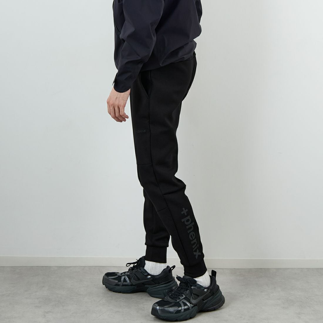 +phenix [プラスフェニックス] 別注 ダンボールニット ジョガーパンツ [POB-25080IN-JF] BLACK &&モデル身長：168cm 着用サイズ：M&&