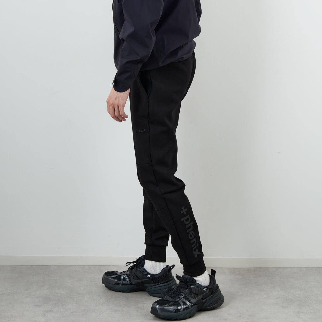 +phenix [プラスフェニックス] 別注 ダンボールニット ジョガーパンツ [POB-25080IN-JF] BLACK &&モデル身長：168cm 着用サイズ：M&&