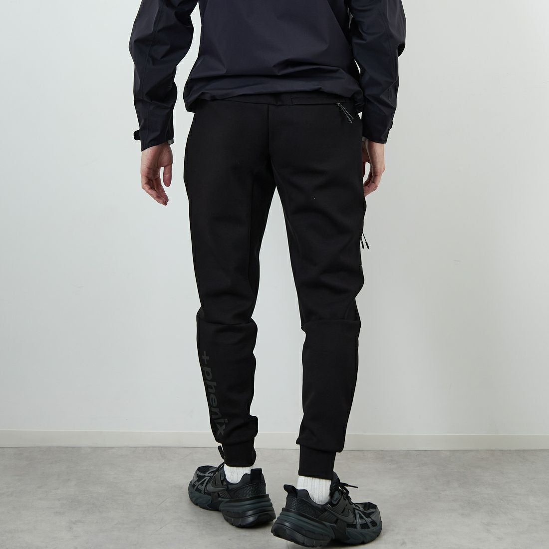 +phenix [プラスフェニックス] 別注 ダンボールニット ジョガーパンツ [POB-25080IN-JF] BLACK &&モデル身長：168cm 着用サイズ：M&&