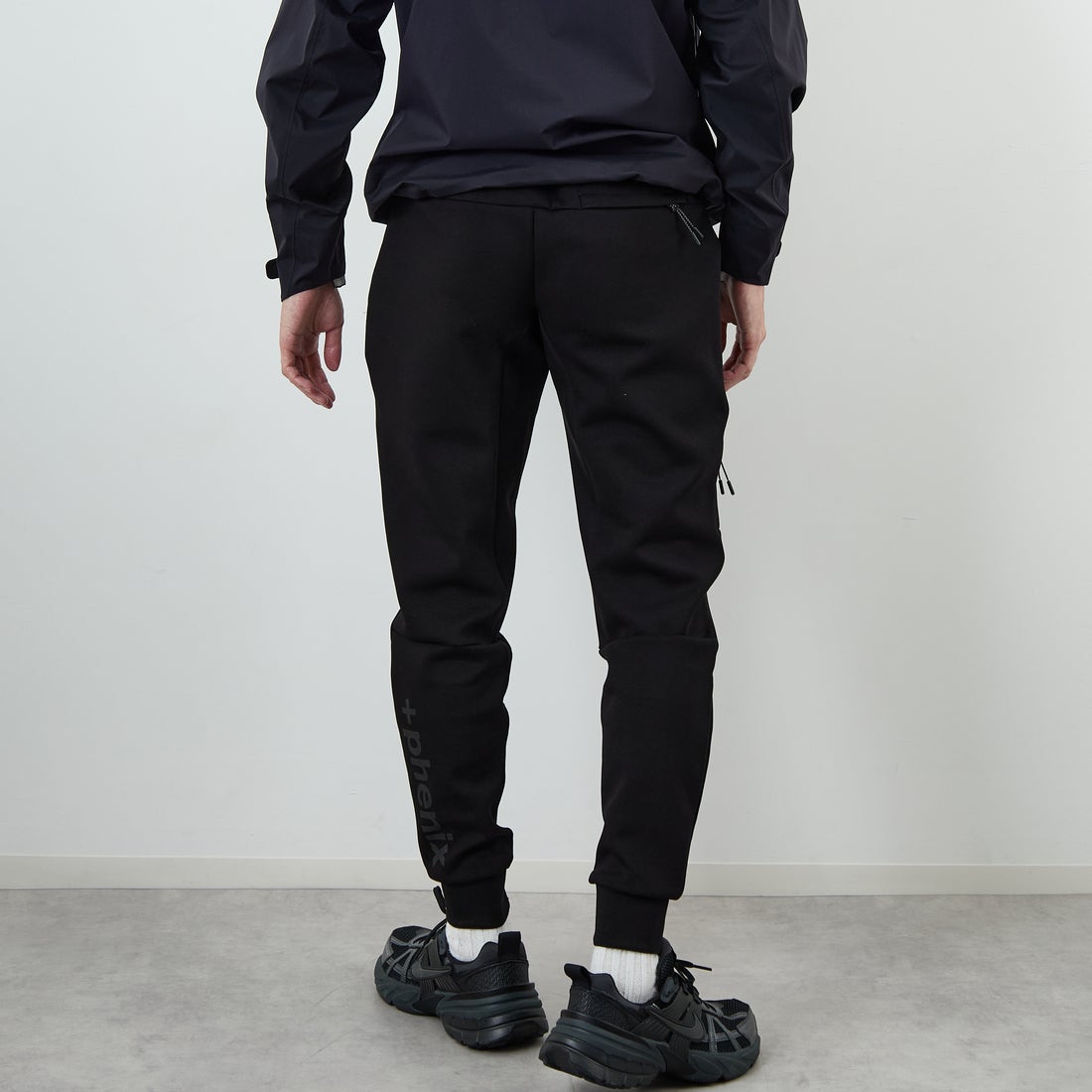 +phenix [プラスフェニックス] 別注 ダンボールニット ジョガーパンツ [POB-25080IN-JF] BLACK &&モデル身長：168cm 着用サイズ：M&&