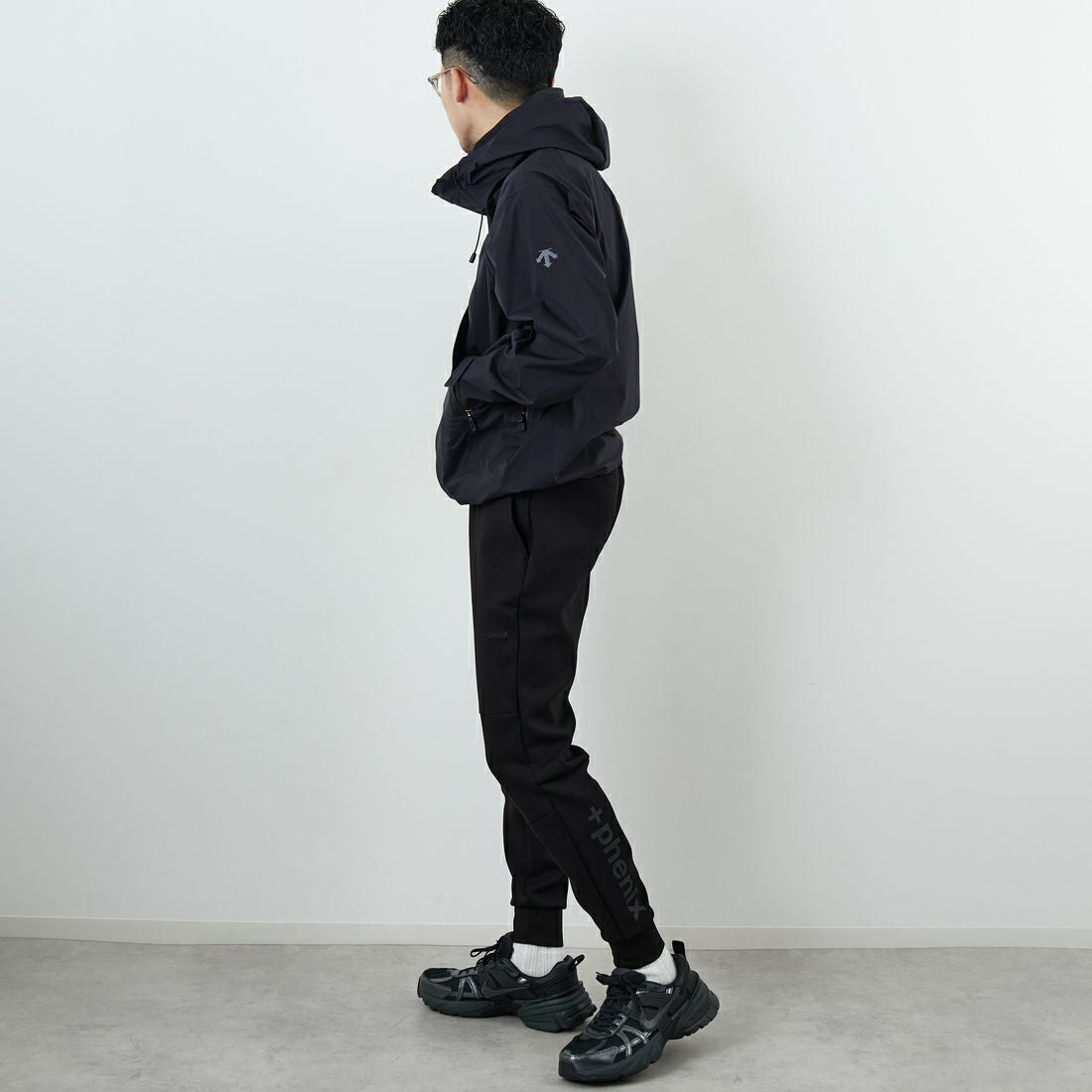 +phenix [プラスフェニックス] 別注 ダンボールニット ジョガーパンツ [POB-25080IN-JF] BLACK &&モデル身長：168cm 着用サイズ：M&&