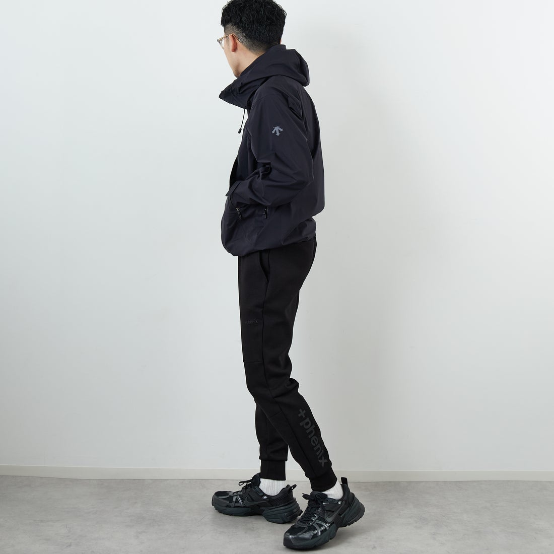 +phenix [プラスフェニックス] 別注 ダンボールニット ジョガーパンツ [POB-25080IN-JF] BLACK &&モデル身長：168cm 着用サイズ：M&&