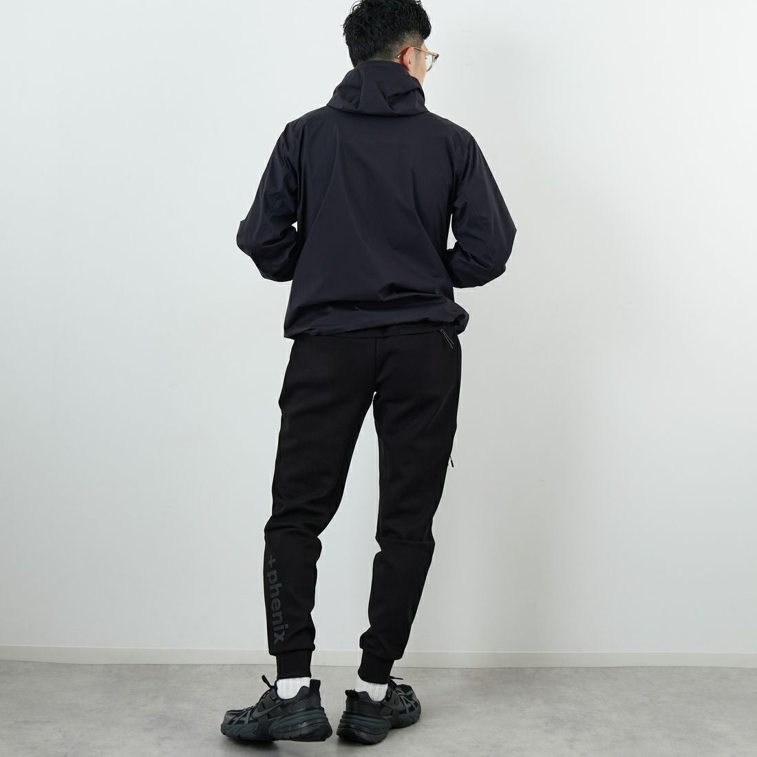 +phenix [プラスフェニックス] 別注 ダンボールニット ジョガーパンツ [POB-25080IN-JF] BLACK &&モデル身長：168cm 着用サイズ：M&&