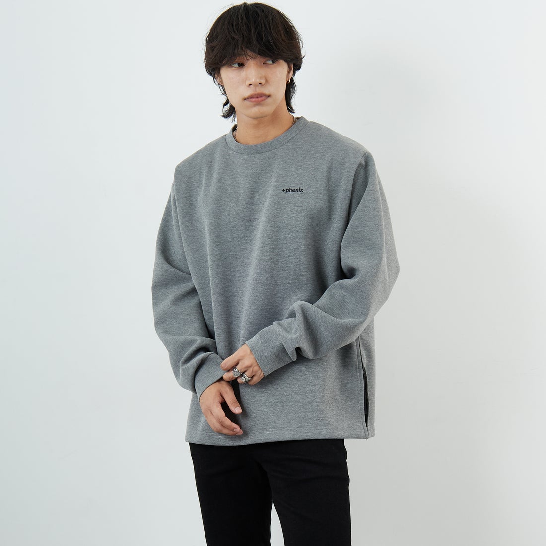 +phenix [プラスフェニックス] 別注 ダンボールニット サイドジップクルーネックスウェット [POO-25082IN-JF] GRAY &&モデル身長：179cm 着用サイズ：XL&&