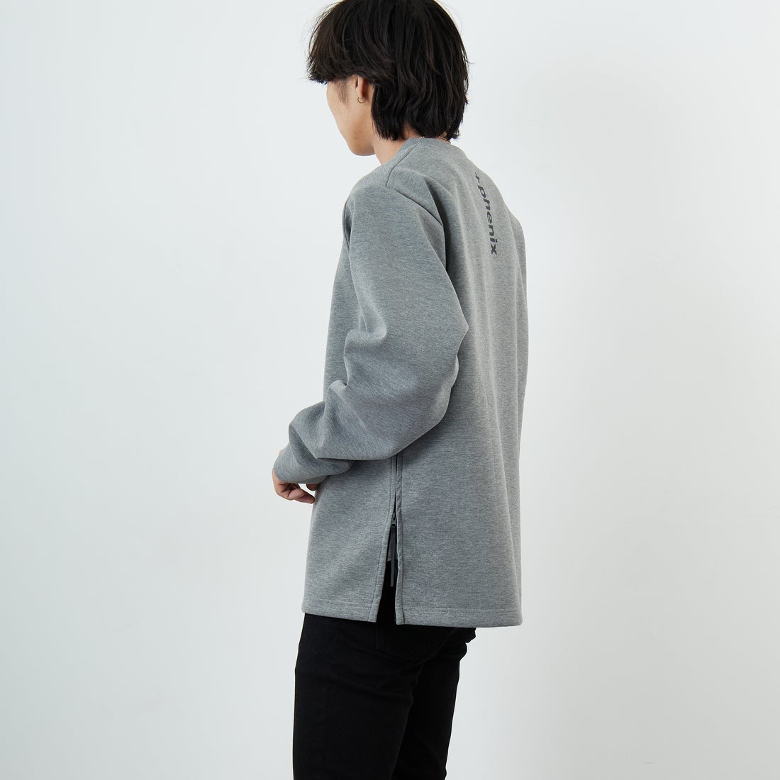 +phenix [プラスフェニックス] 別注 ダンボールニット サイドジップクルーネックスウェット [POO-25082IN-JF] GRAY &&モデル身長：179cm 着用サイズ：XL&&