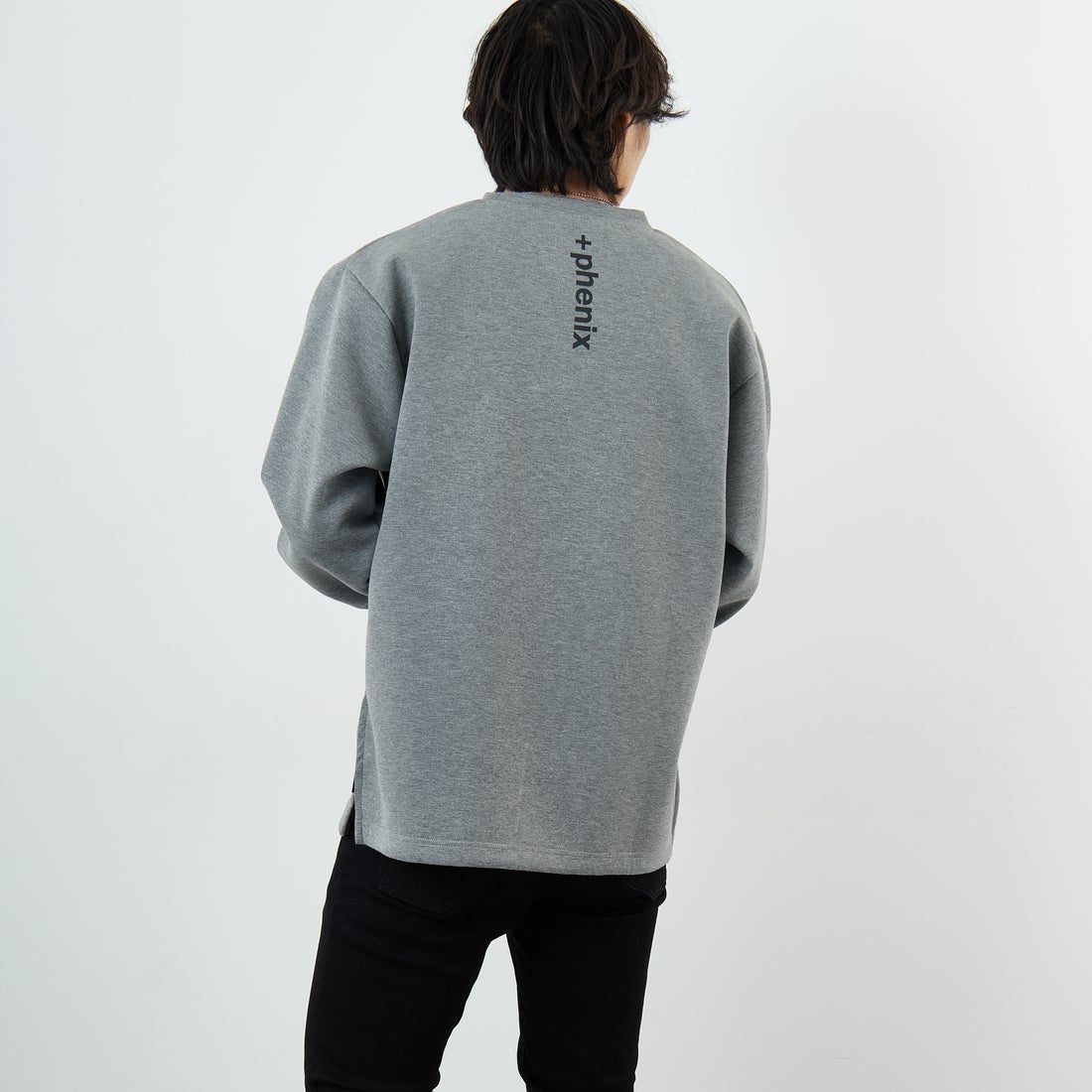+phenix [プラスフェニックス] 別注 ダンボールニット サイドジップクルーネックスウェット [POO-25082IN-JF] GRAY &&モデル身長：179cm 着用サイズ：XL&&