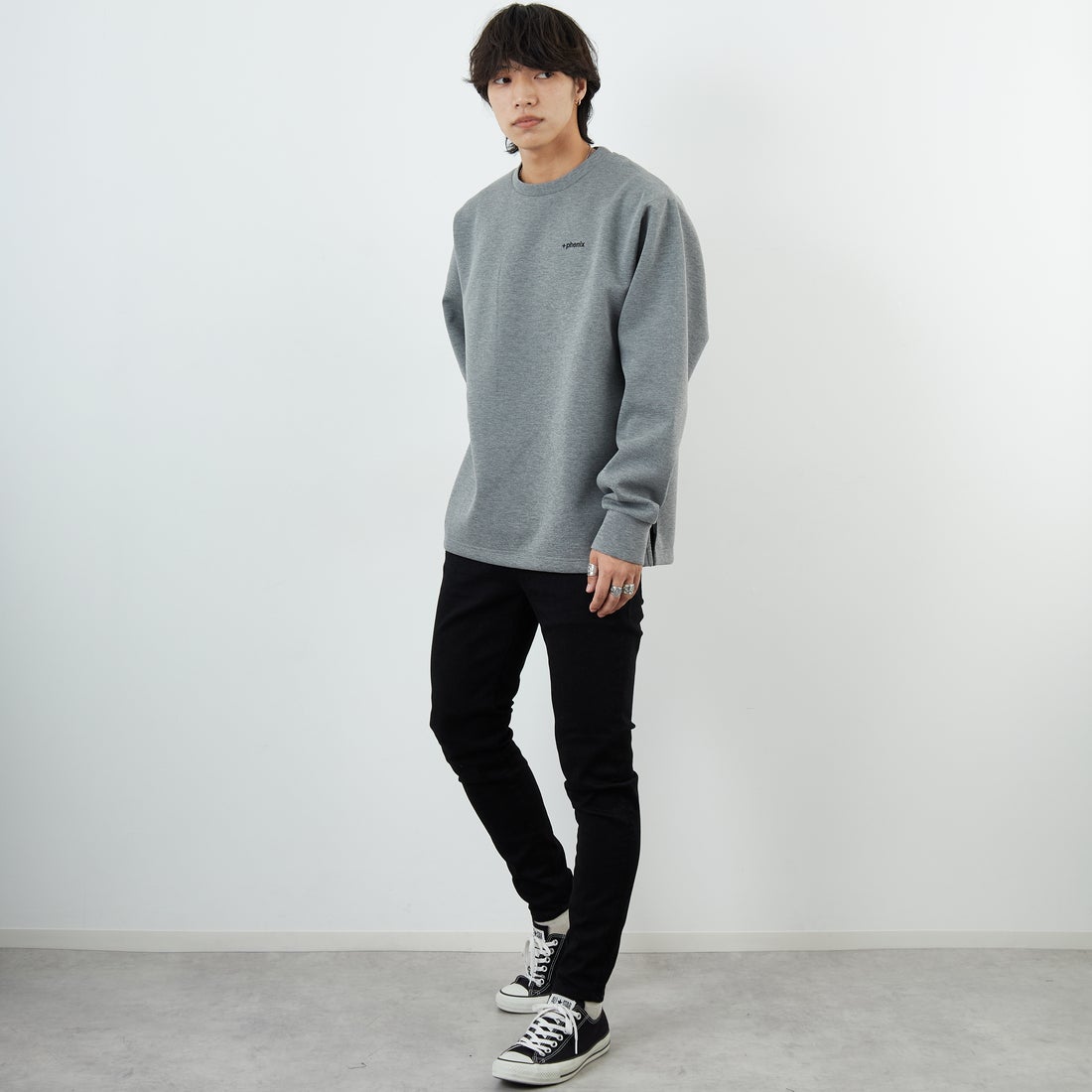 +phenix [プラスフェニックス] 別注 ダンボールニット サイドジップクルーネックスウェット [POO-25082IN-JF] GRAY &&モデル身長：179cm 着用サイズ：XL&&