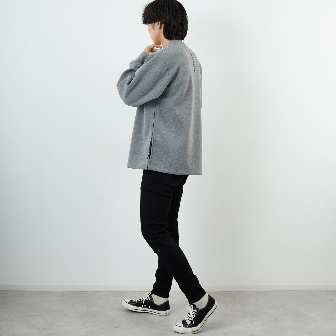 +phenix [プラスフェニックス] 別注 ダンボールニット サイドジップクルーネックスウェット [POO-25082IN-JF] GRAY &&モデル身長：179cm 着用サイズ：XL&&