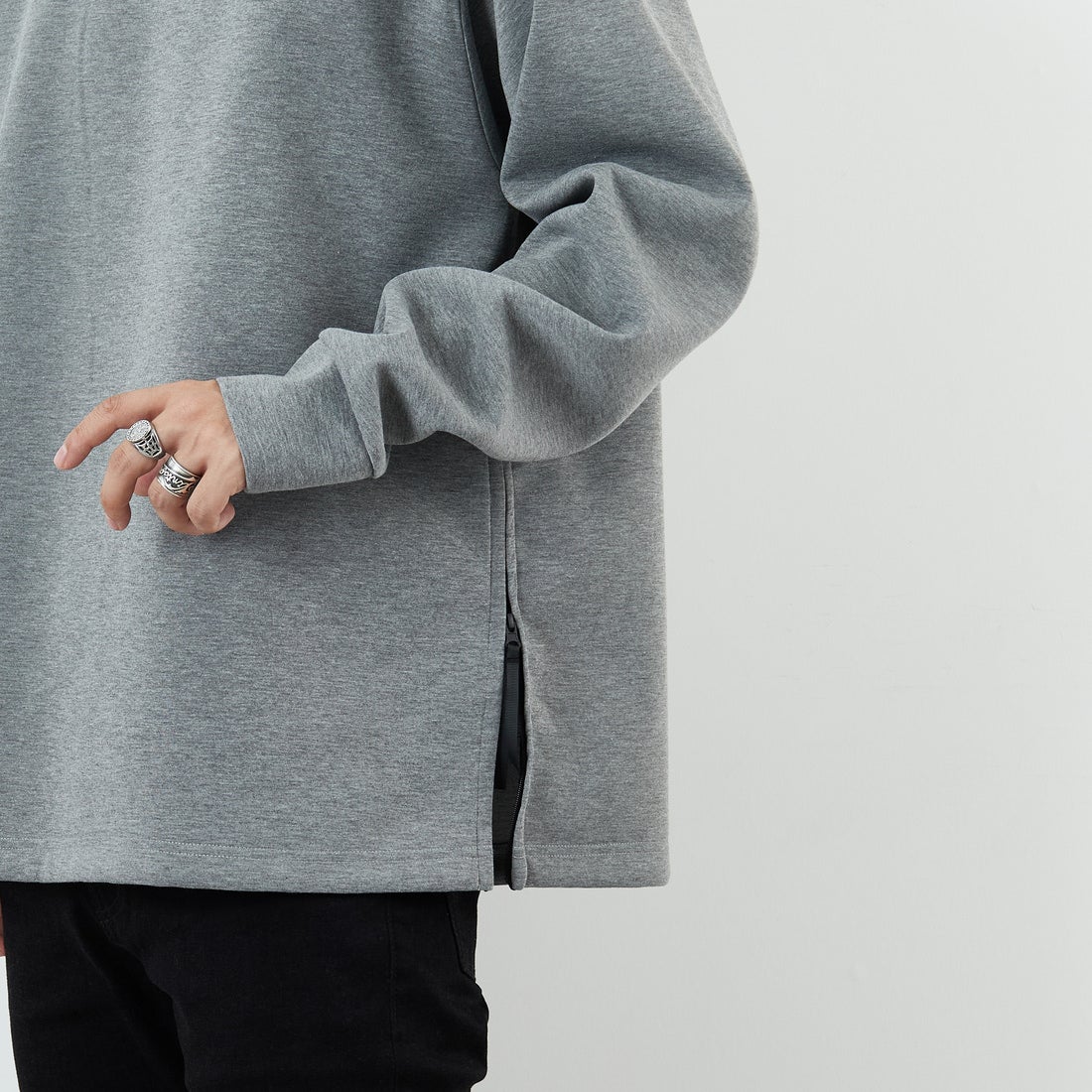 +phenix [プラスフェニックス] 別注 ダンボールニット サイドジップクルーネックスウェット [POO-25082IN-JF] GRAY &&モデル身長：179cm 着用サイズ：XL&&