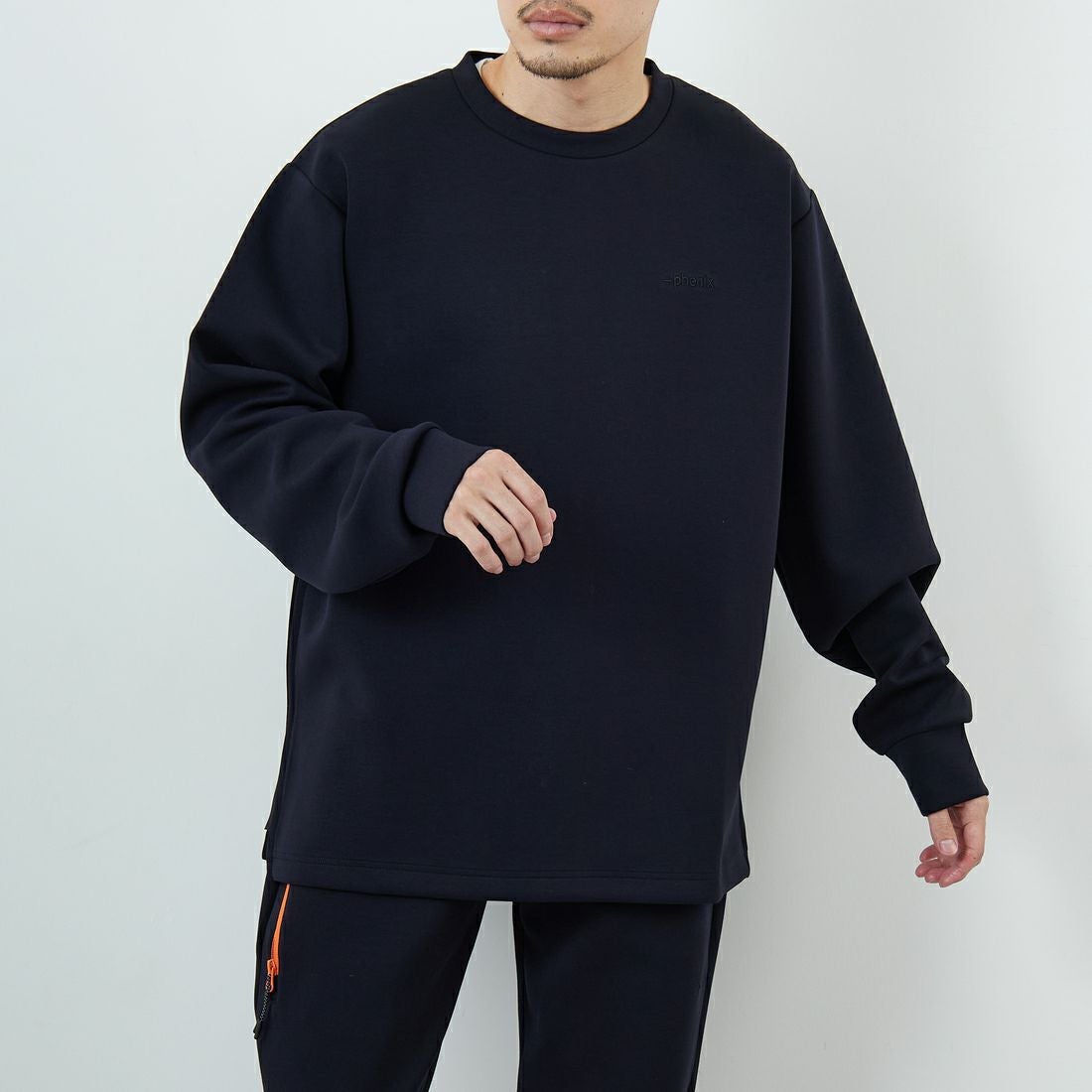 +phenix [プラスフェニックス] 別注 ダンボールニット サイドジップクルーネックスウェット [POO-25082IN-JF] NAVY &&モデル身長：168cm 着用サイズ：L&&