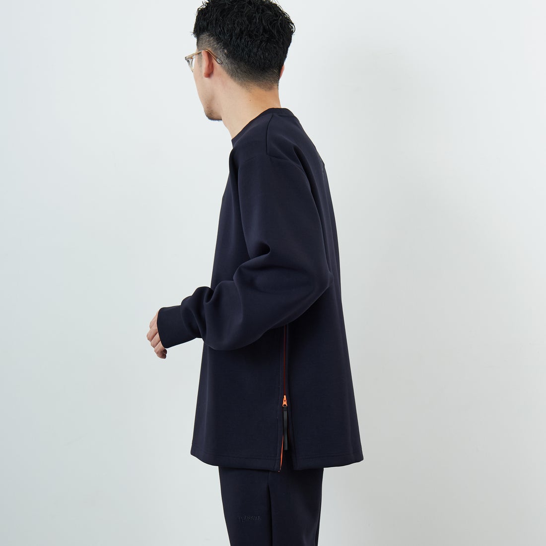 +phenix [プラスフェニックス] 別注 ダンボールニット サイドジップクルーネックスウェット [POO-25082IN-JF] NAVY &&モデル身長：168cm 着用サイズ：L&&