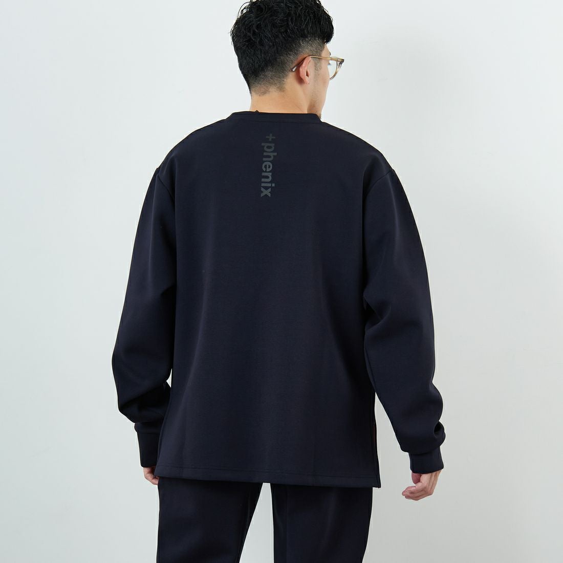 +phenix [プラスフェニックス] 別注 ダンボールニット サイドジップクルーネックスウェット [POO-25082IN-JF] NAVY &&モデル身長：168cm 着用サイズ：L&&