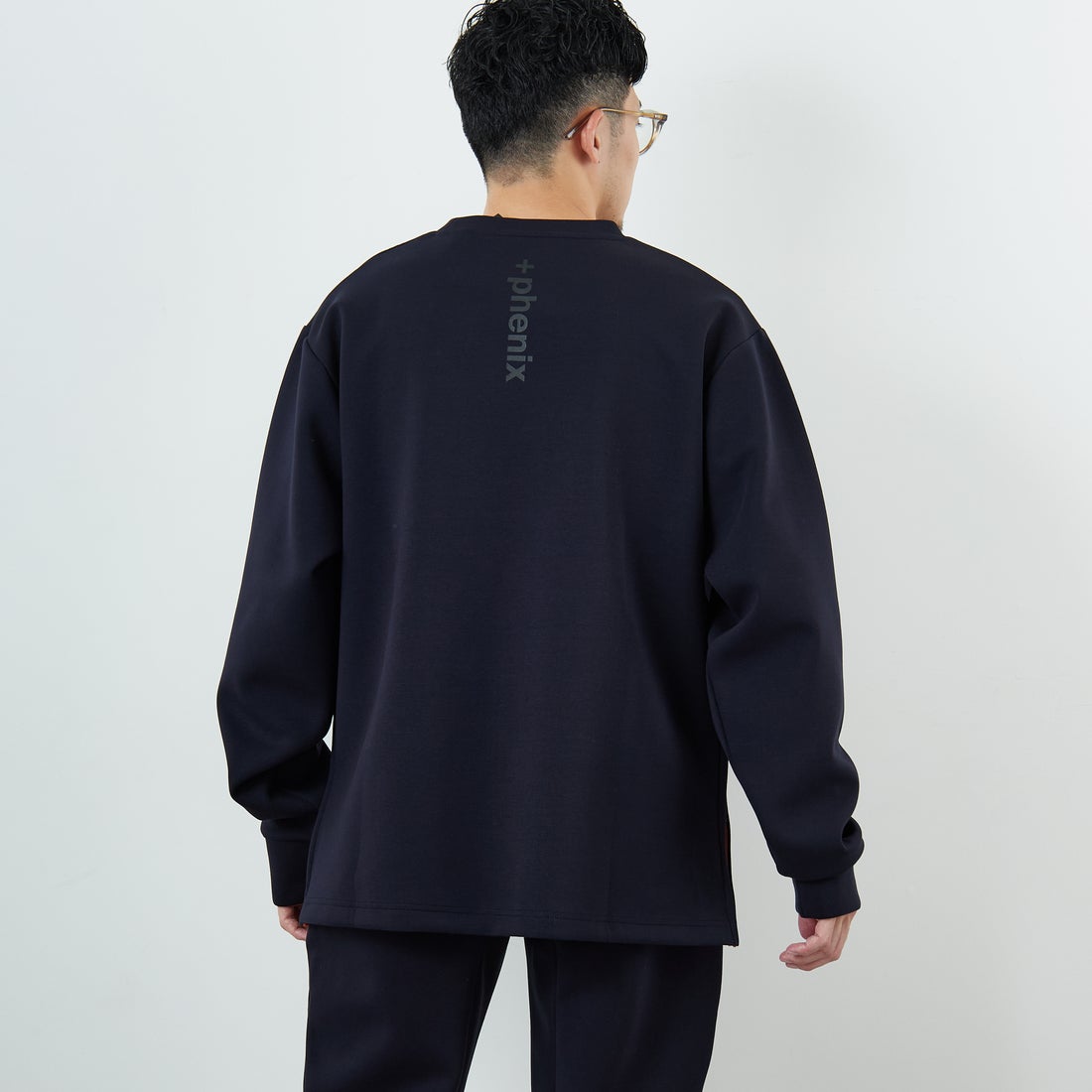 +phenix [プラスフェニックス] 別注 ダンボールニット サイドジップクルーネックスウェット [POO-25082IN-JF] NAVY &&モデル身長：168cm 着用サイズ：L&&