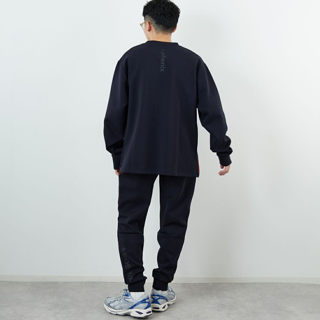 +phenix [プラスフェニックス] 別注 ダンボールニット サイドジップクルーネックスウェット [POO-25082IN-JF] NAVY &&モデル身長：168cm 着用サイズ：L&&
