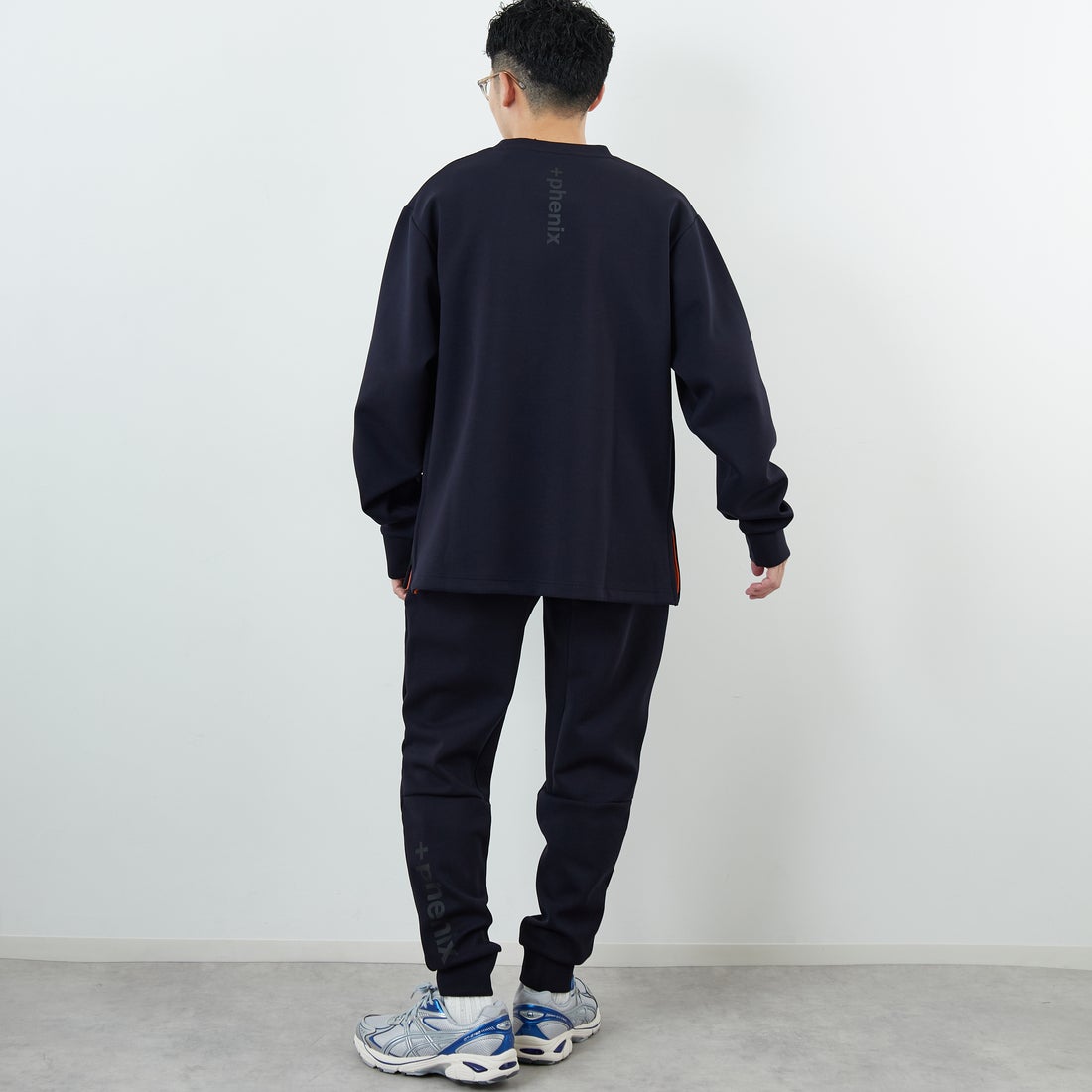 +phenix [プラスフェニックス] 別注 ダンボールニット サイドジップクルーネックスウェット [POO-25082IN-JF] NAVY &&モデル身長：168cm 着用サイズ：L&&