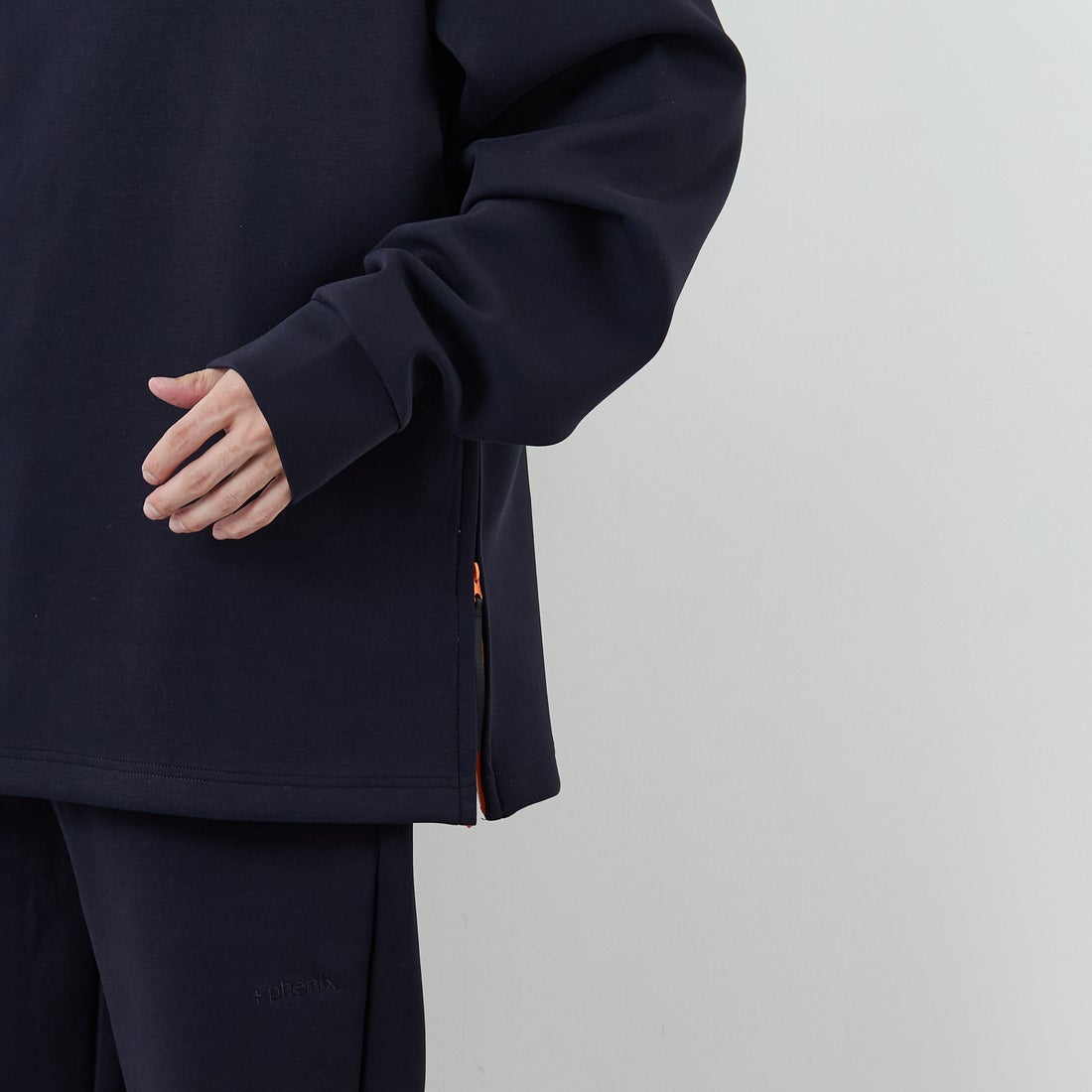 +phenix [プラスフェニックス] 別注 ダンボールニット サイドジップクルーネックスウェット [POO-25082IN-JF] NAVY &&モデル身長：168cm 着用サイズ：L&&