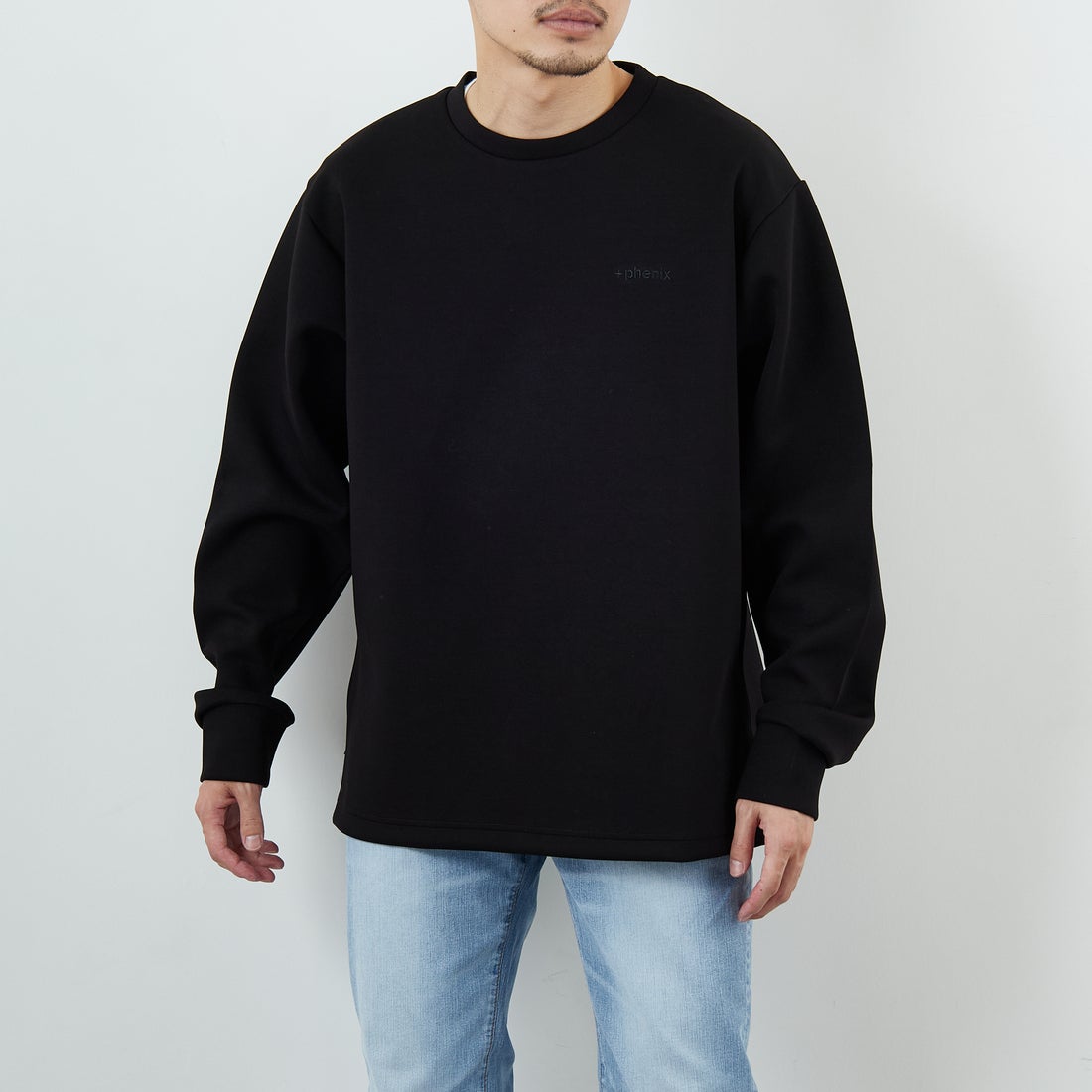 +phenix [プラスフェニックス] 別注 ダンボールニット サイドジップクルーネックスウェット [POO-25082IN-JF] BLACK &&モデル身長：168cm 着用サイズ：M&&