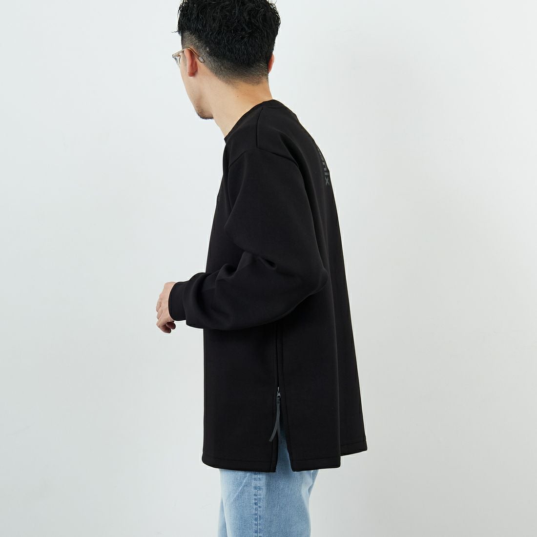 +phenix [プラスフェニックス] 別注 ダンボールニット サイドジップクルーネックスウェット [POO-25082IN-JF] BLACK &&モデル身長：168cm 着用サイズ：M&&