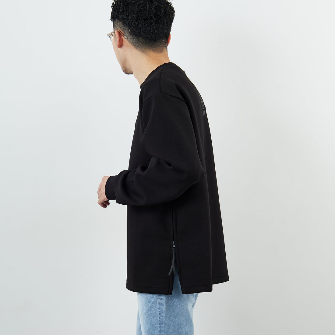 +phenix [プラスフェニックス] 別注 ダンボールニット サイドジップクルーネックスウェット [POO-25082IN-JF] BLACK &&モデル身長：168cm 着用サイズ：M&&