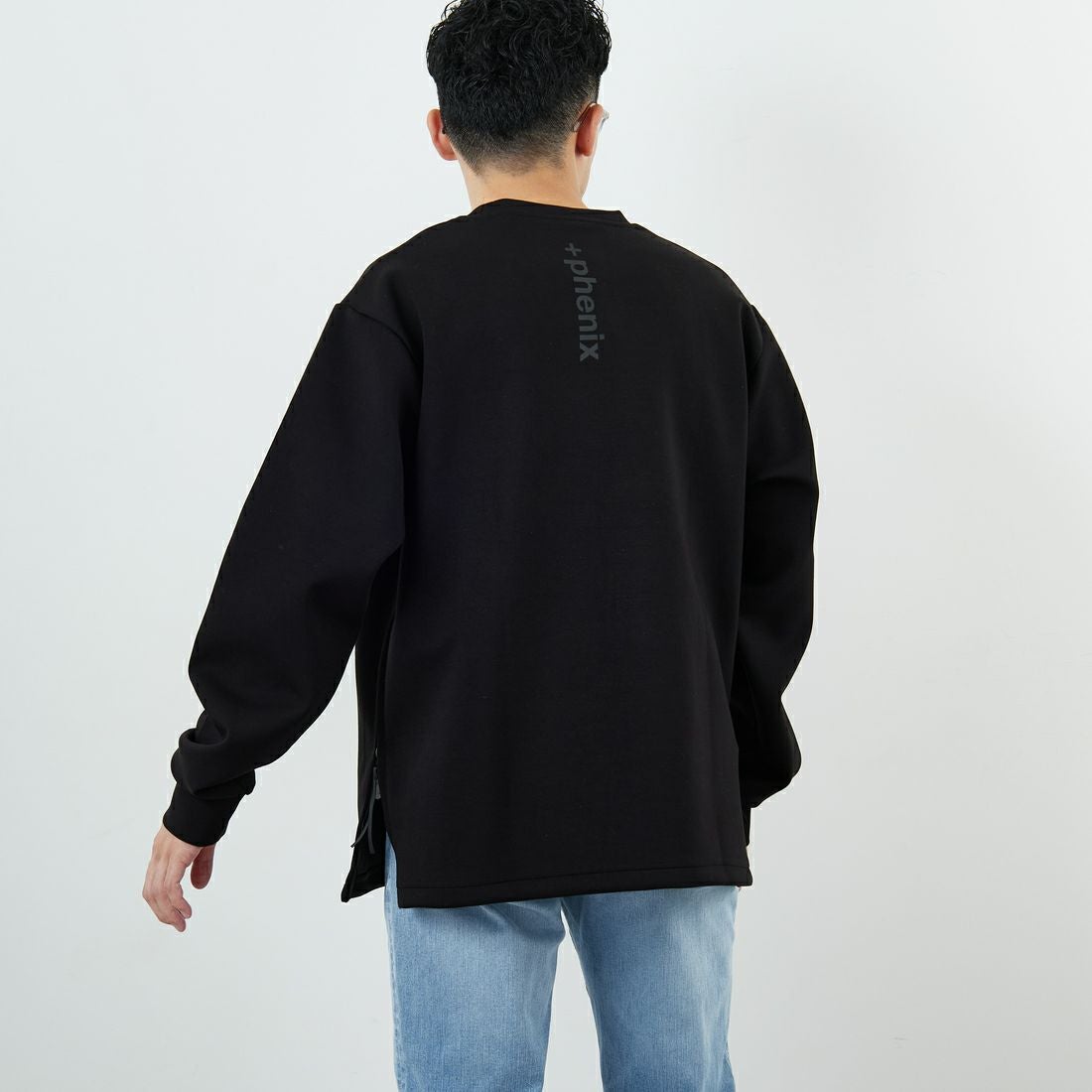 +phenix [プラスフェニックス] 別注 ダンボールニット サイドジップクルーネックスウェット [POO-25082IN-JF] BLACK &&モデル身長：168cm 着用サイズ：M&&