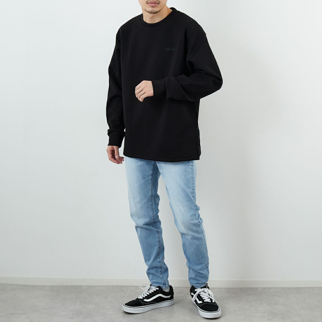 +phenix [プラスフェニックス] 別注 ダンボールニット サイドジップクルーネックスウェット [POO-25082IN-JF] BLACK &&モデル身長：168cm 着用サイズ：M&&