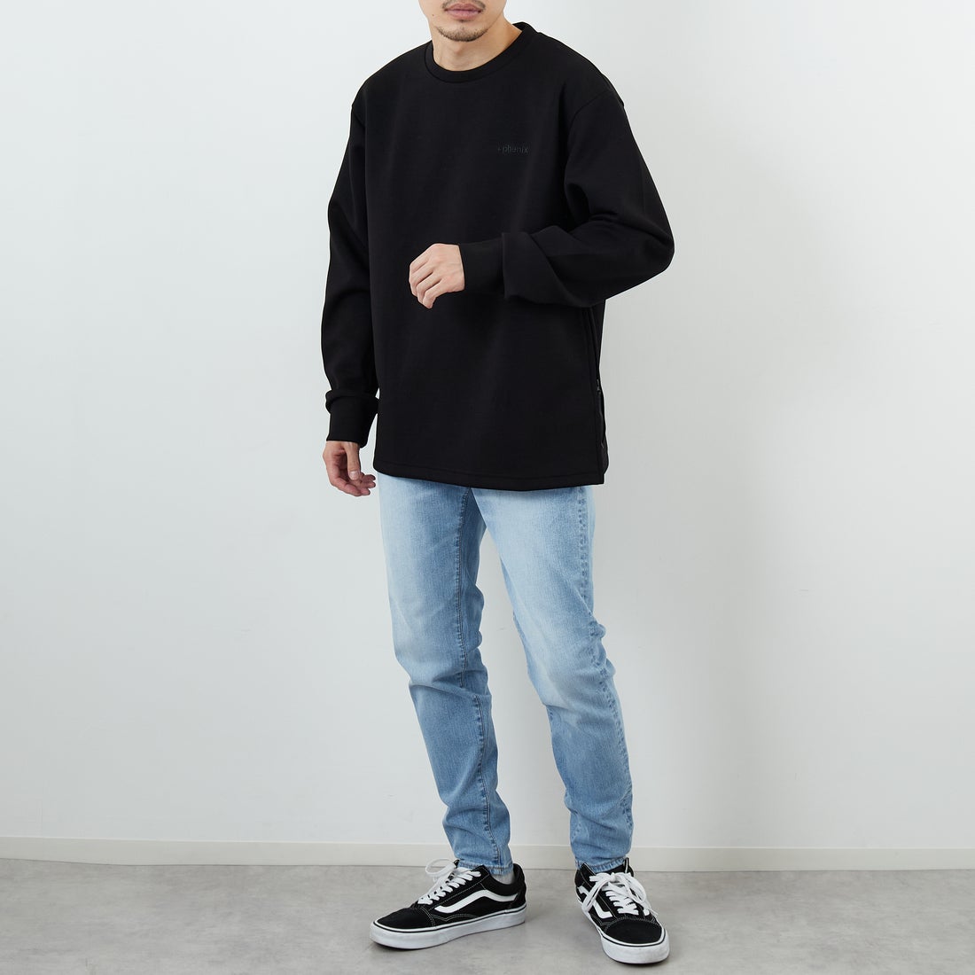 +phenix [プラスフェニックス] 別注 ダンボールニット サイドジップクルーネックスウェット [POO-25082IN-JF] BLACK &&モデル身長：168cm 着用サイズ：M&&