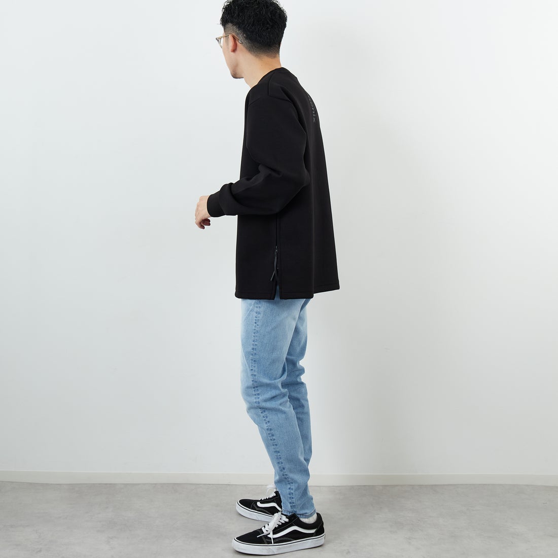 +phenix [プラスフェニックス] 別注 ダンボールニット サイドジップクルーネックスウェット [POO-25082IN-JF] BLACK &&モデル身長：168cm 着用サイズ：M&&
