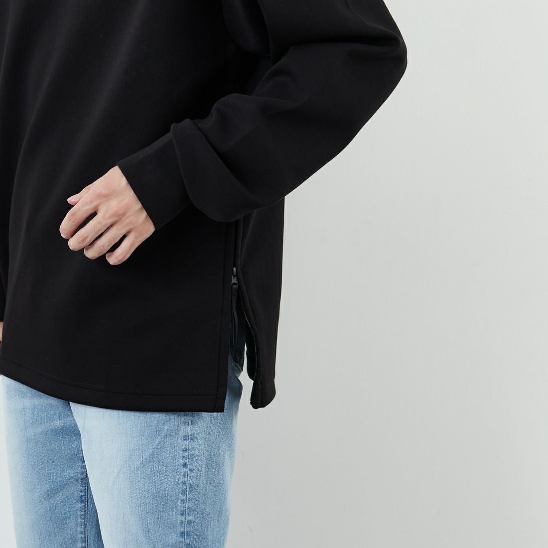 +phenix [プラスフェニックス] 別注 ダンボールニット サイドジップクルーネックスウェット [POO-25082IN-JF] BLACK &&モデル身長：168cm 着用サイズ：M&&