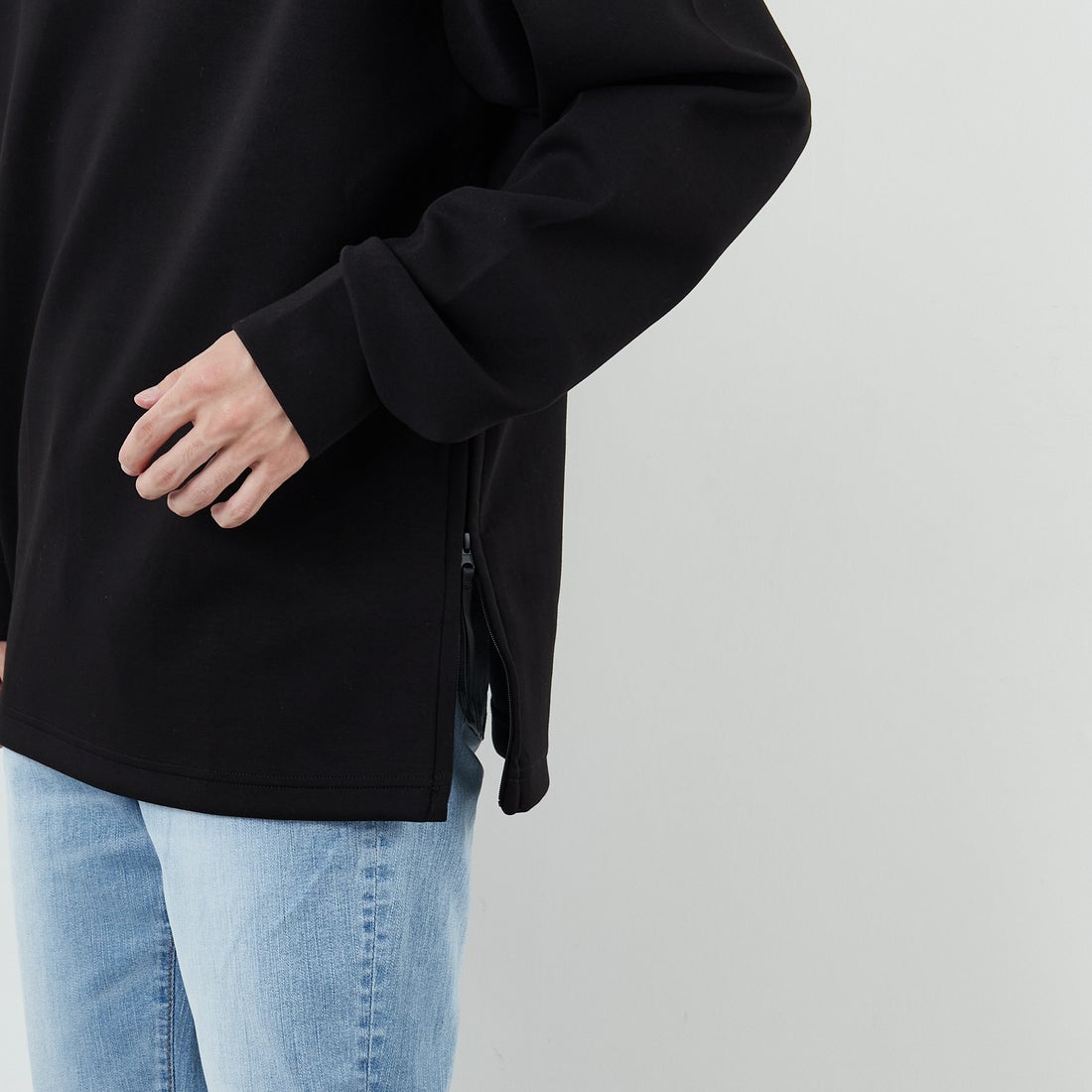 +phenix [プラスフェニックス] 別注 ダンボールニット サイドジップクルーネックスウェット [POO-25082IN-JF] BLACK &&モデル身長：168cm 着用サイズ：M&&