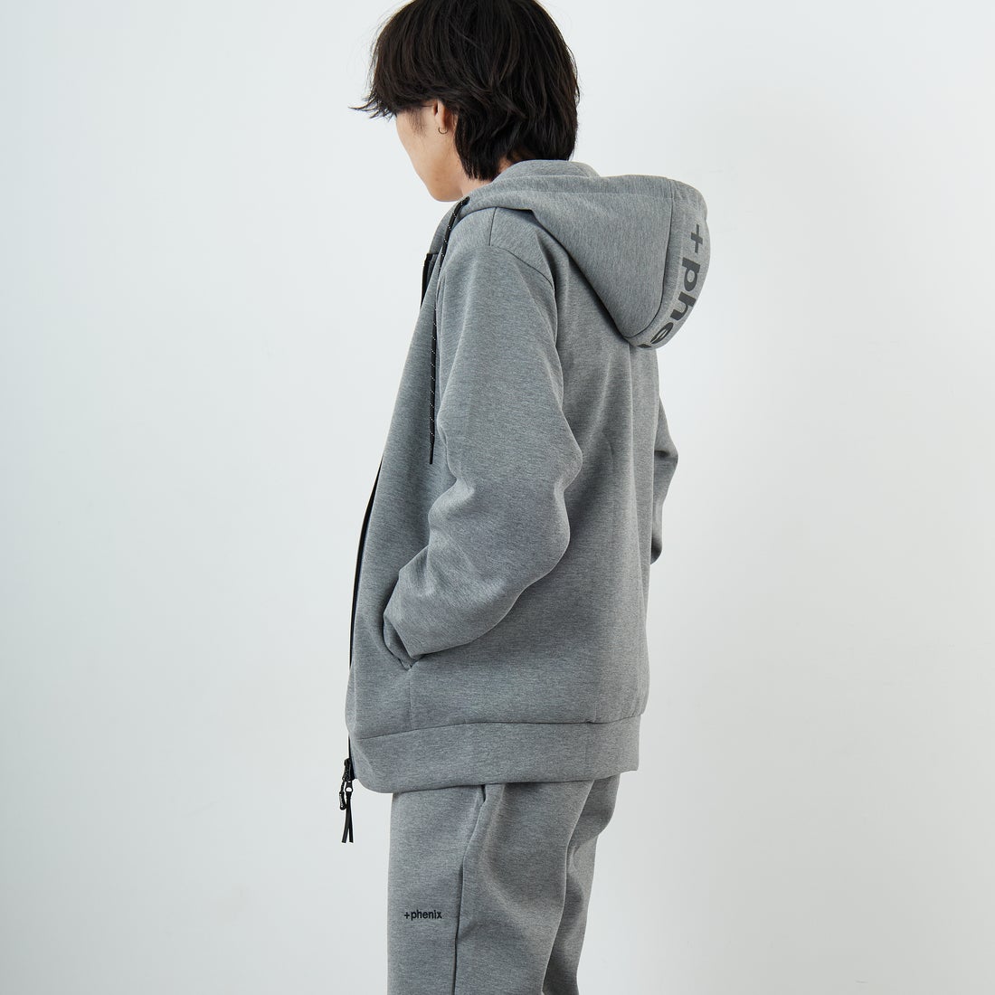 +phenix [プラスフェニックス] 別注 ダンボールニット ジップアップパーカー [POO-25081IN-JF] GRAY &&モデル身長：179cm 着用サイズ：XL&&