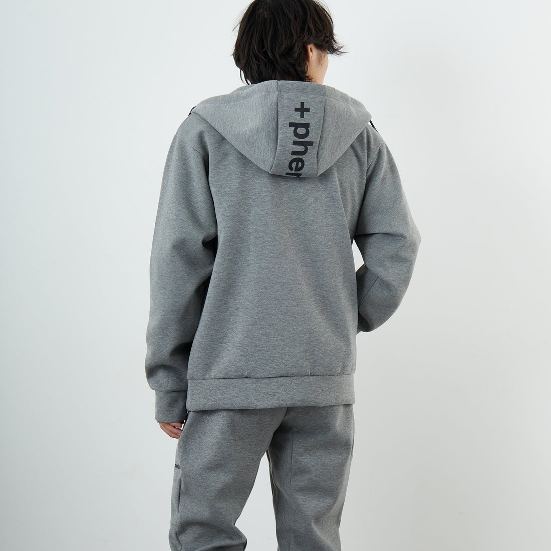 +phenix [プラスフェニックス] 別注 ダンボールニット ジップアップパーカー [POO-25081IN-JF] GRAY &&モデル身長：179cm 着用サイズ：XL&&
